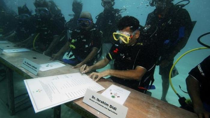 Maldivian Minister of Fisheries and Agriculture Ibrahim Didi signs a declaration calling on countries to cut down carbon dioxide emissions ahead of a major UN climate change conference in the Maldives, October 17, 2009. The Maldivian president and ministe