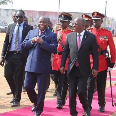 Rais wa Burundi Évariste Ndayishimiye (kushoto) na Rais wa Tanzania John Magufuli walipokutana Kigoma, kaskazini magharibi mwa Tanzani, tarehe 19 Septemba 2020. Ilikuwa ni safari ya kwanza ya anje ya nchi ya Ndayishimiye tangu alipochaguliwa kuwa rais mwezi May 2020.