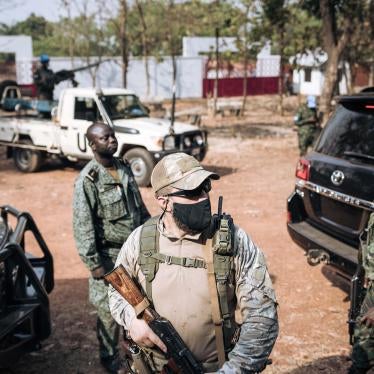 A UN peacekeeper alongside a member of Russian security forces and a member of Central African President Faustin-Archange Touadéra’s presidential guard in Bangui, December 27, 2020. 