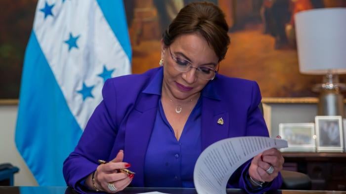 Honduran President Xiomara Castro signing an executive document that allows open access to emergency contraception.