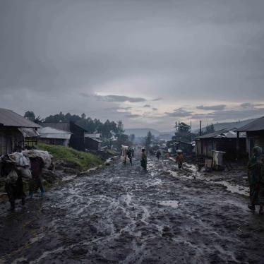 After the rain, traders leave the market with their luggage in Kitchanga