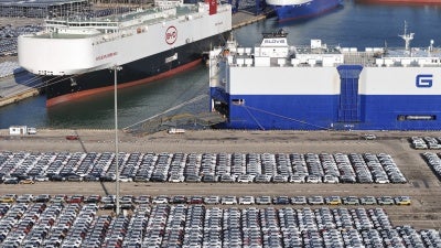 Am Hafen von Yantai, China, werden am 10. Januar 2024 Autos für den Export gesammelt.