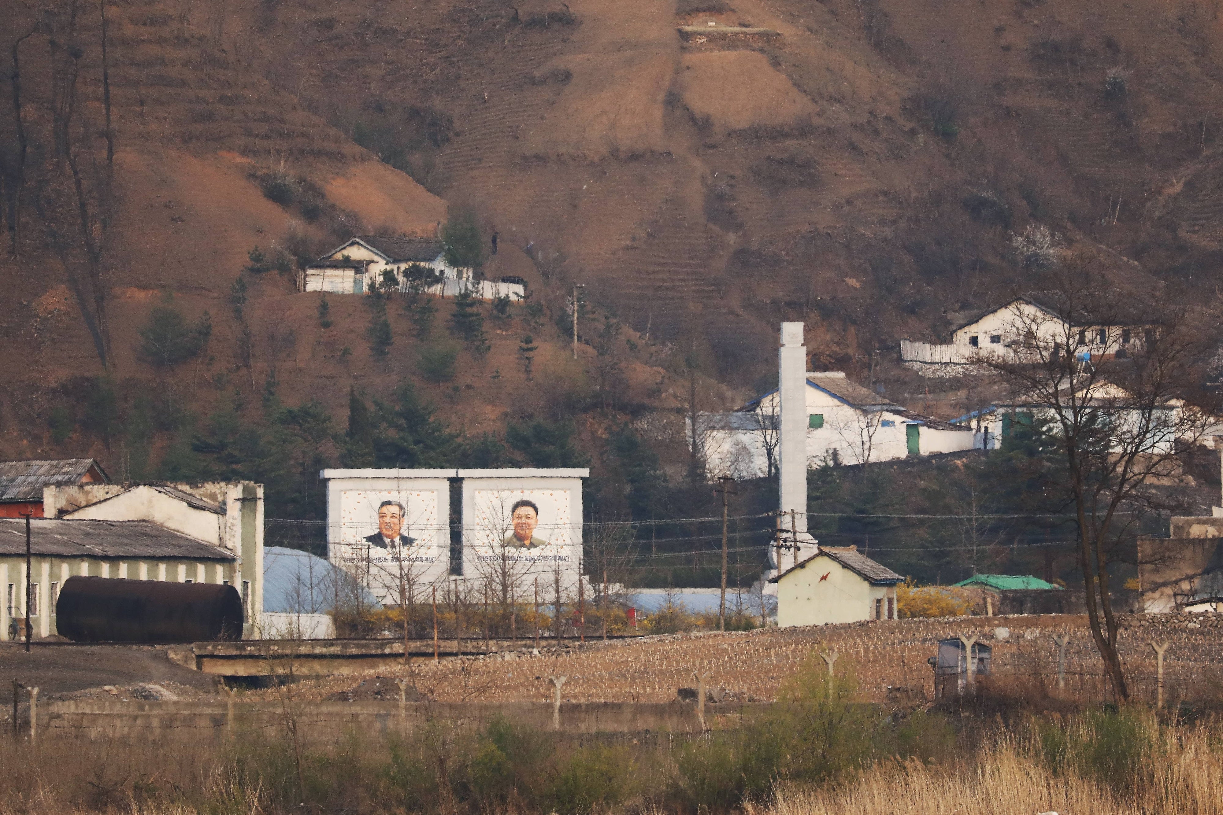 Portraits of Kim Jong Il and Kim Il Sung at the border