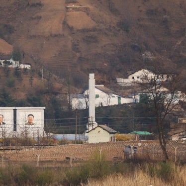 Portraits of Kim Jong Il and Kim Il Sung at the border