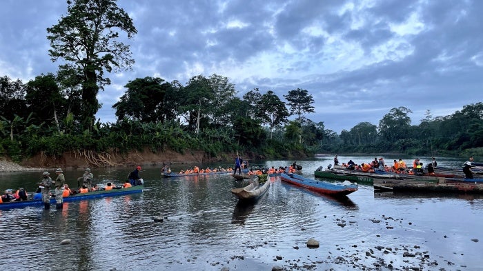 SENAFRONT officers coordinate the departure of “piraguas,” wooden canoes made from hollowed-out tree trunks