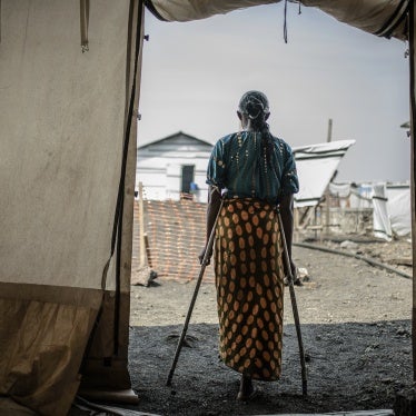 Une femme congolaise âgée de 42 ans, photographiée de dos dans le camp de personnes déplacées de Bulengo à Goma (Nord-Kivu), l’est de la République démocratique du Congo, le 23 août 2023. 