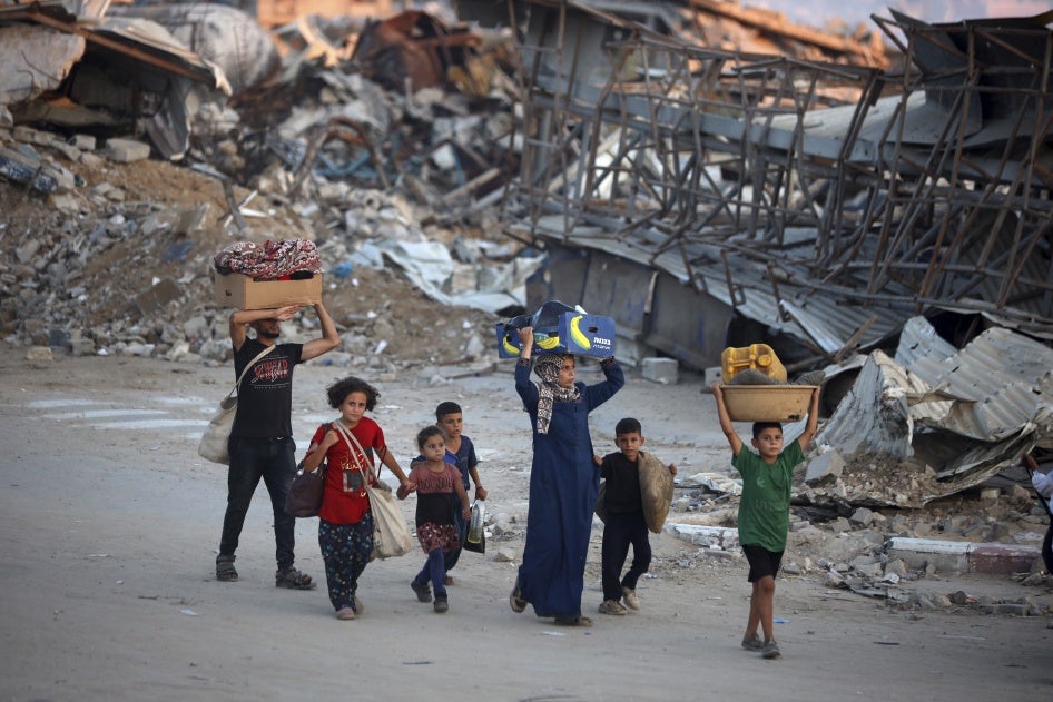 Displaced Palestinians leave al-Bureij refugee camp, in central Gaza, after the Israeli military issued a new evacuation order, on July 28, 2024. © 2024 Majdi Fathi/NurPhoto via AP